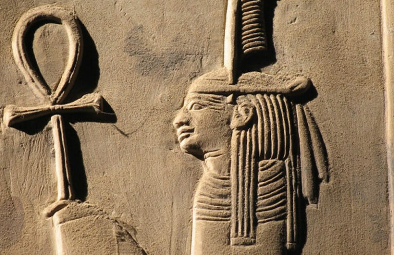 Relevo no templo egípcio representando Maat, deusa da ordem, verdade e honestidade espiritual